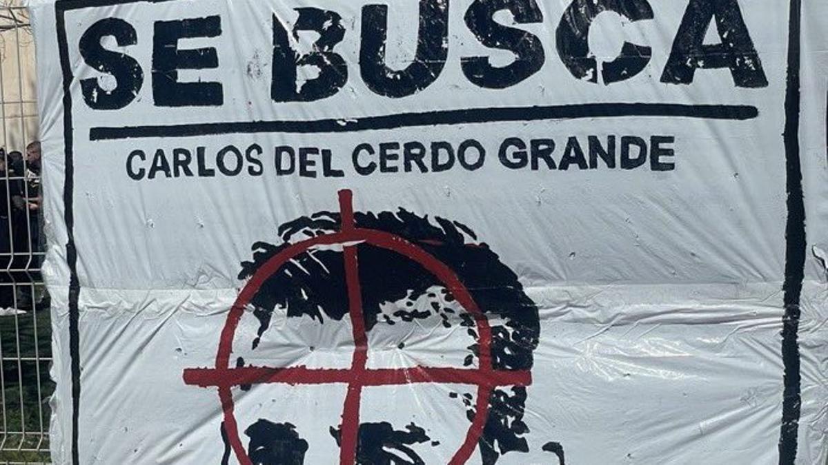Pancarta retirada por los Mossos el sábado en los aledaños del RCDE Stadium.