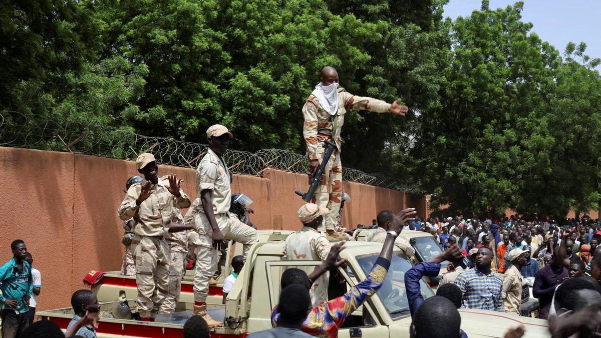 Manifestantes a favor del golpe de Estado en Níger intentaron hoy, sin éxito, entrar en la Embajada de Francia en Niamey