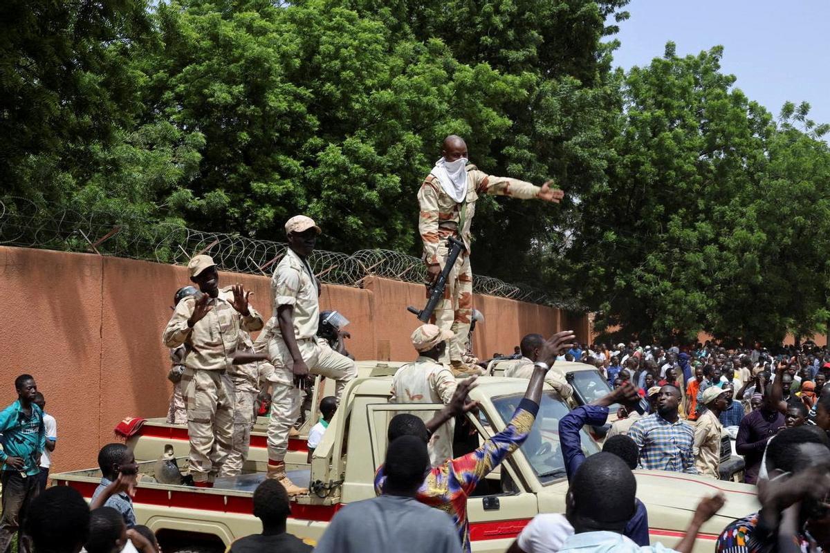 Manifestantes a favor del golpe de Estado en Níger intentaron hoy, sin éxito, entrar en la Embajada de Francia en Niamey