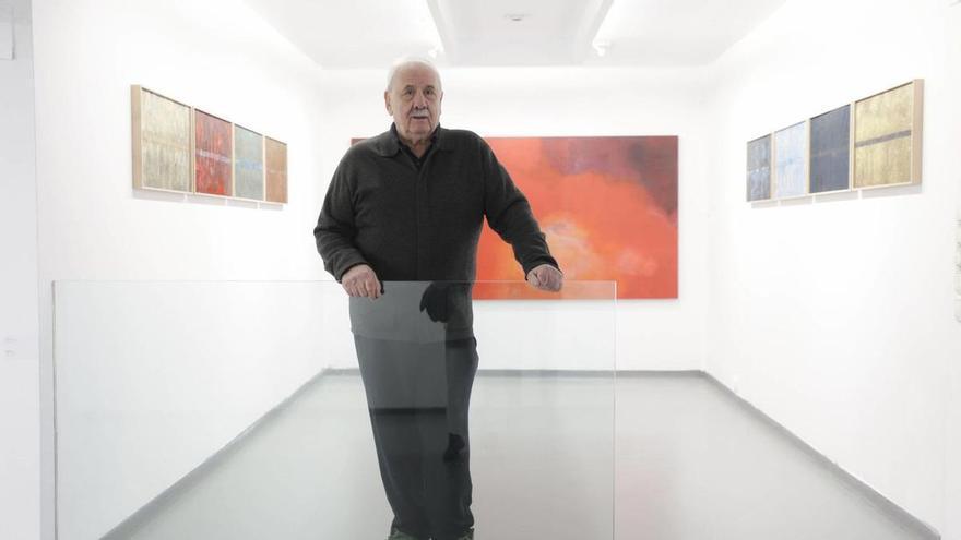 El artista Elías G. Benavides, en la galería Alfara, ante algunas de sus obras; la de gran formato se titula &quot;Da il tuo addio al occidente&quot;.