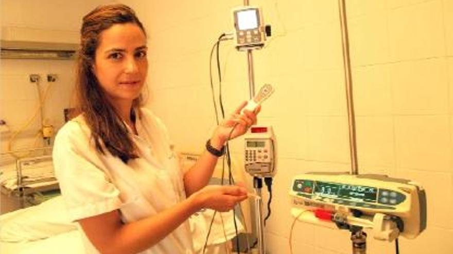 La doctora Pineda mostrant el comandament amb què la pacient controla la seva anestèsia.