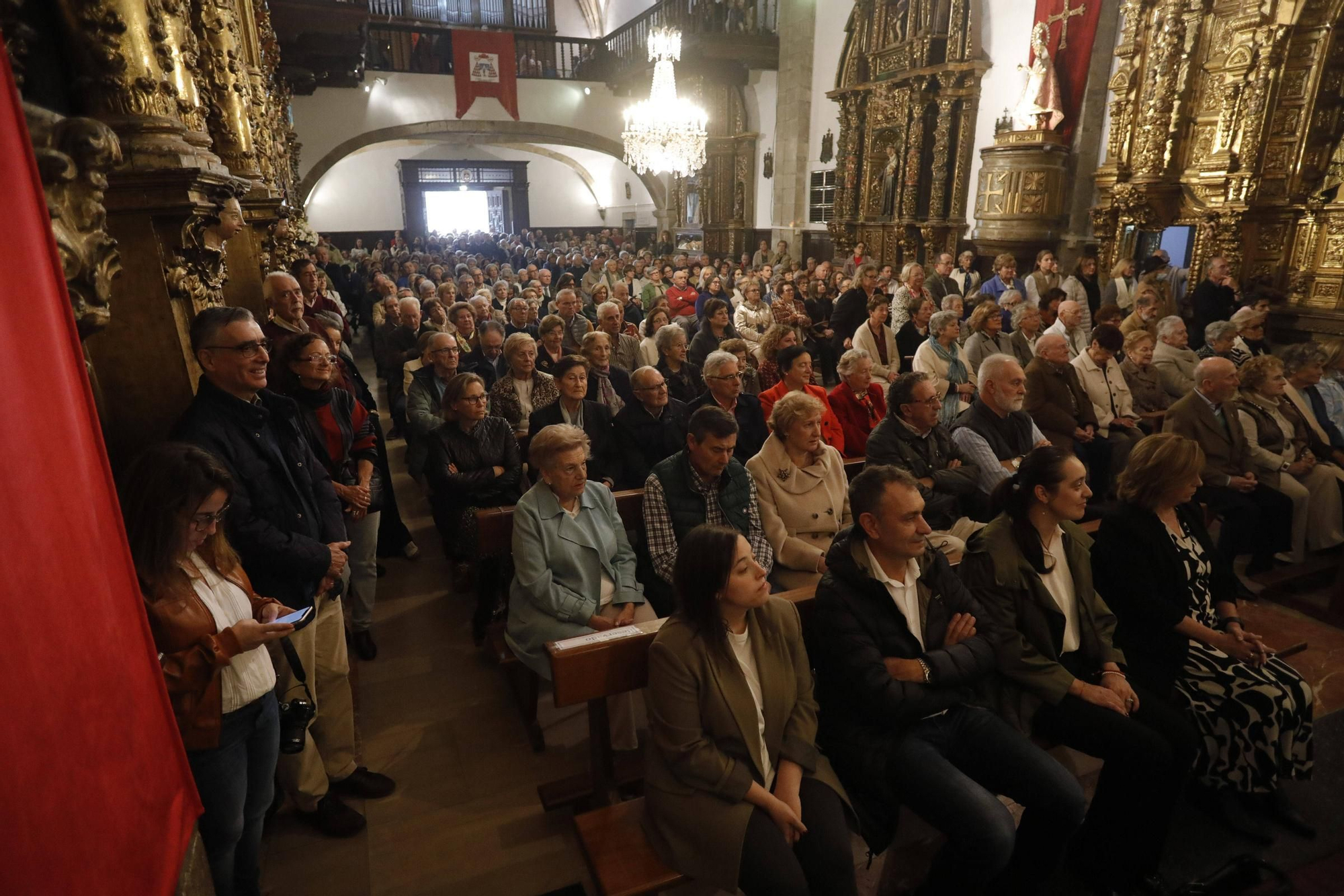 El cardenal Ángel Fernández Artime oficia la primera misa cardenalicia de Gozón en el día de Todos los Santos en la parroquia de Santa María de Luanco