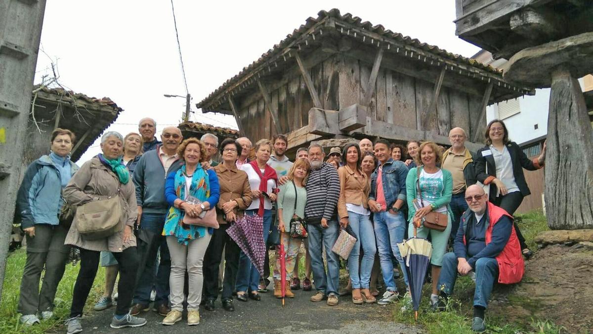 Participantes en una edición del bus etnográfico durante una visita.