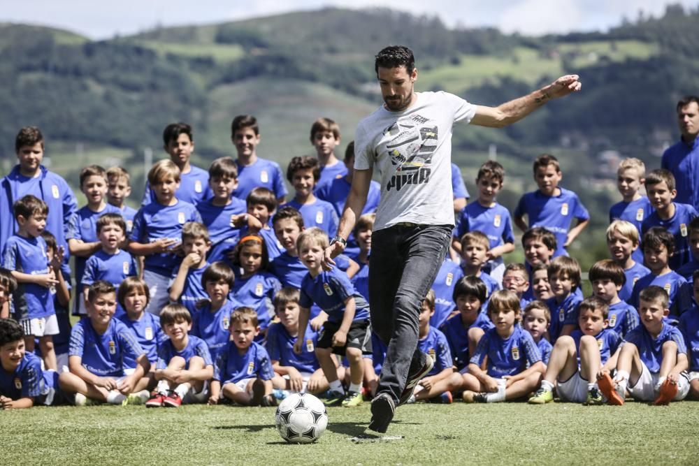 Toché visita el campus del Oviedo