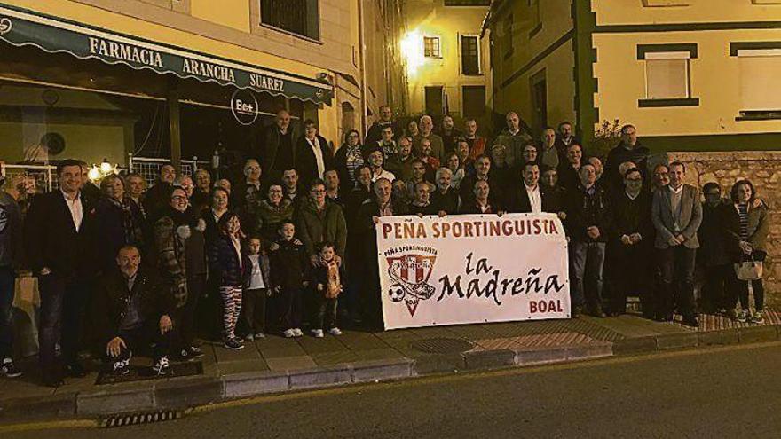 Inauguración de la peña sportinguista La Madreña, en Boal, a la que asistieron Javier Fernández y Paco Herrera.