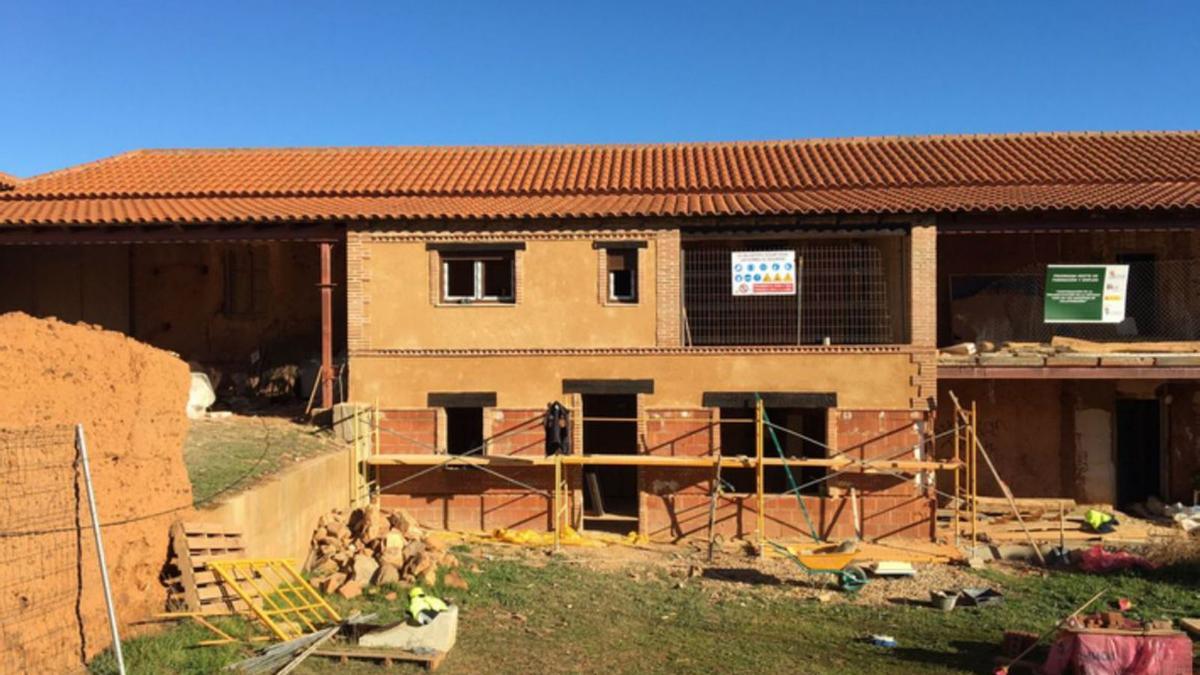 Inmueble de la casa del maestro de Villaferrueña que se está rehabilitando como casa rural de gestión municipal. | E. P.