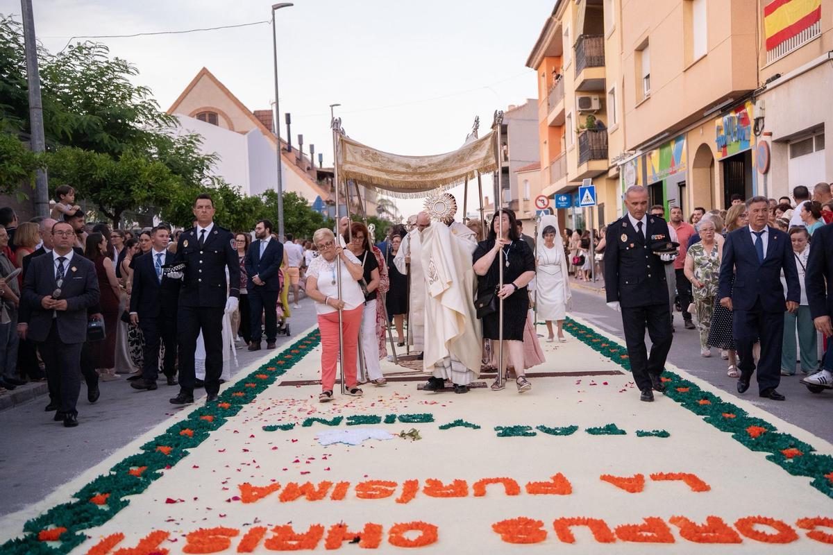 Se utilizaron más de 20.000 kilos de sal tintada para confeccionar las alfombras.