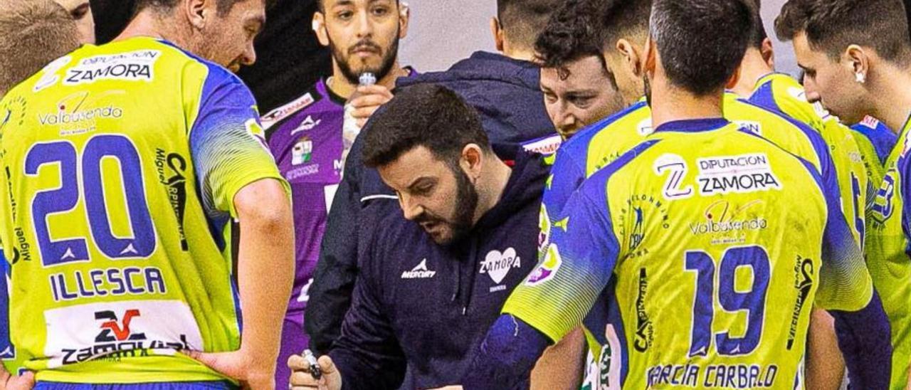 Iván López da instrucciones a sus hombres en el Quijote Arena.