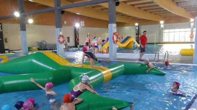 Actividades acuáticas en la piscina del complejo. | L. P.