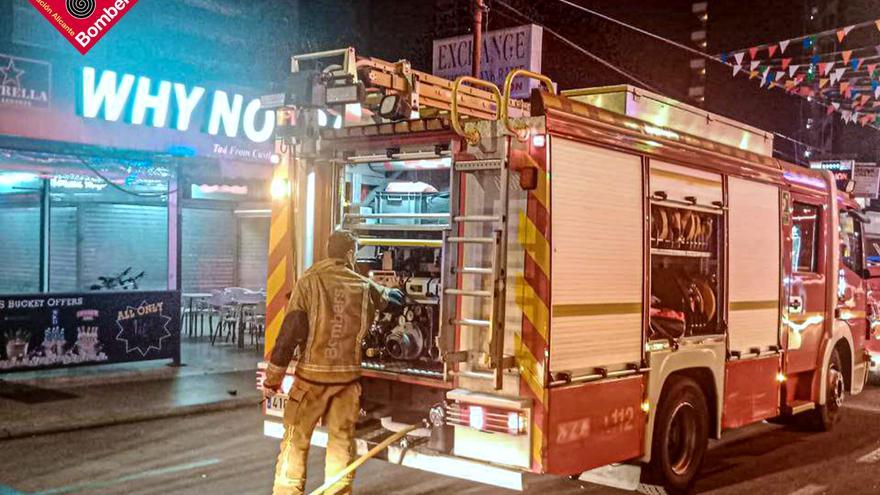 Un incendio de varios enseres en un pasaje causa la alarma en Benidorm