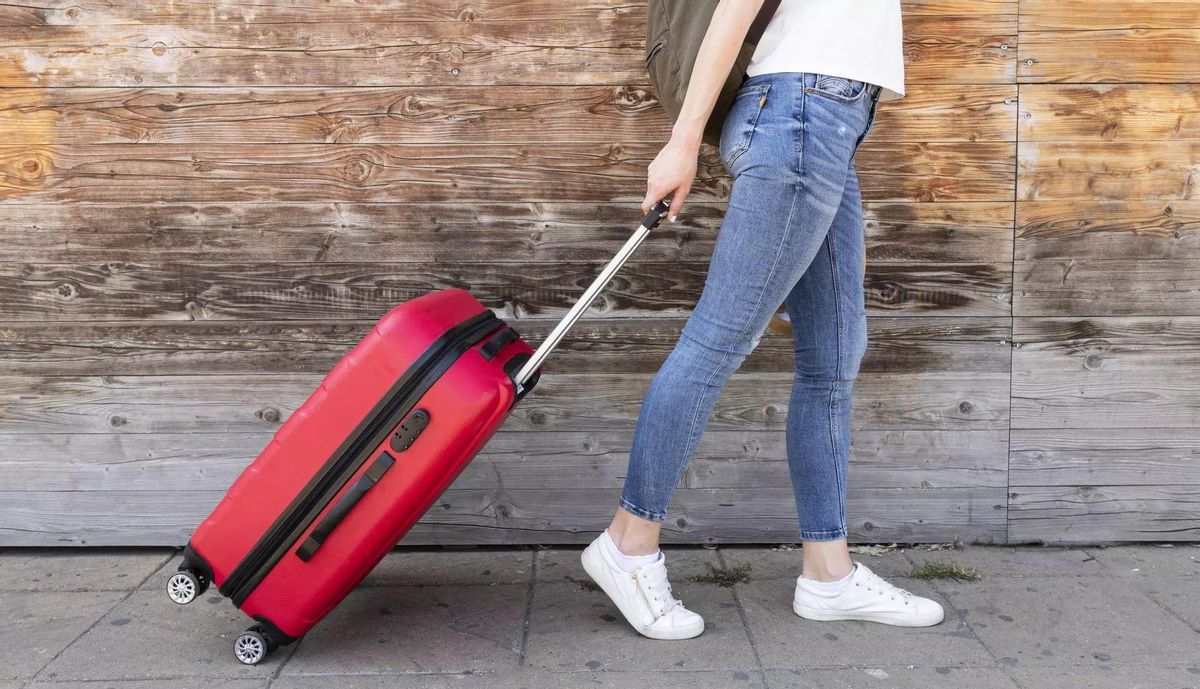 Si estas de baja médica solo puedes viajar con la aprobación del médico.