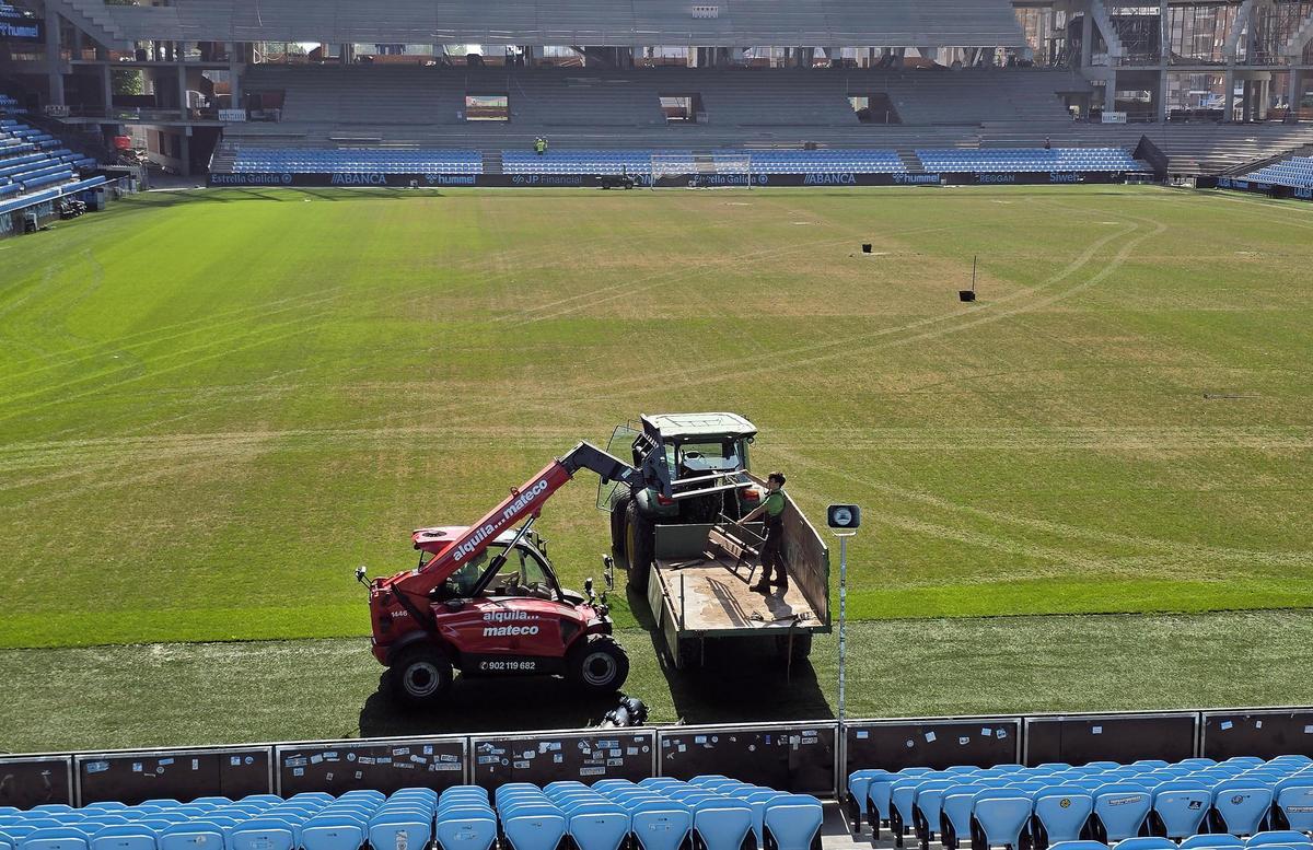 El Celta inicia la retirada del césped dañado en Balaídos