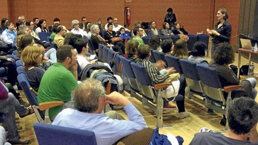 Representantes de asociaciones de los tres municipios llenaron el Teatro de Alaró el pasado martes.­­
