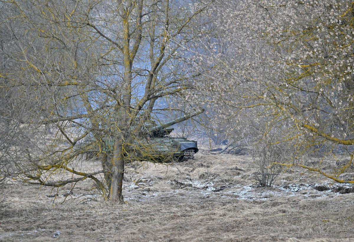 Soldados ucranianos participan en ejercicios militares simulando un posible ataque en la zona de Chernóbil a pocos kilómetros de la frontera con Bielorrusia, el 20 de febrero de 2023