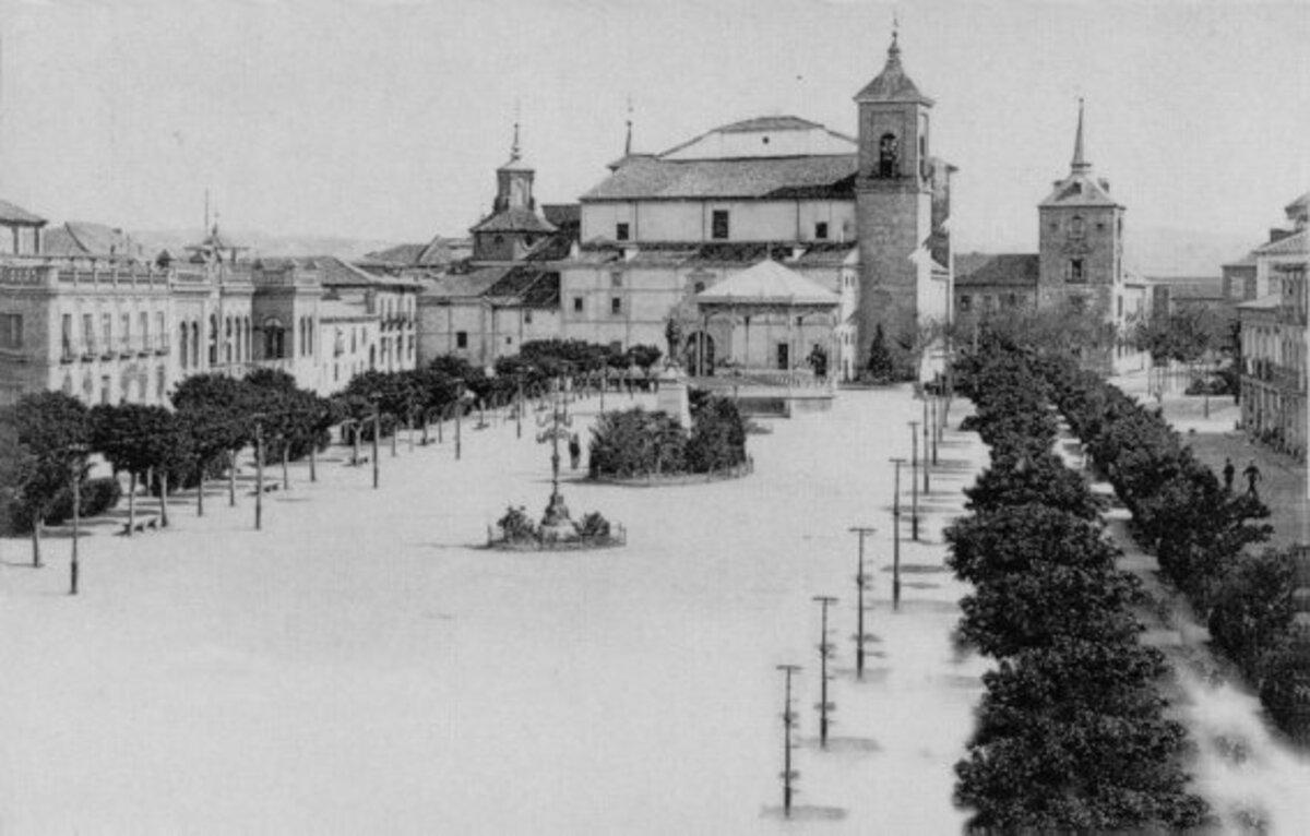 La Plaza de Cervantes de Alcalá de Henares en 1890