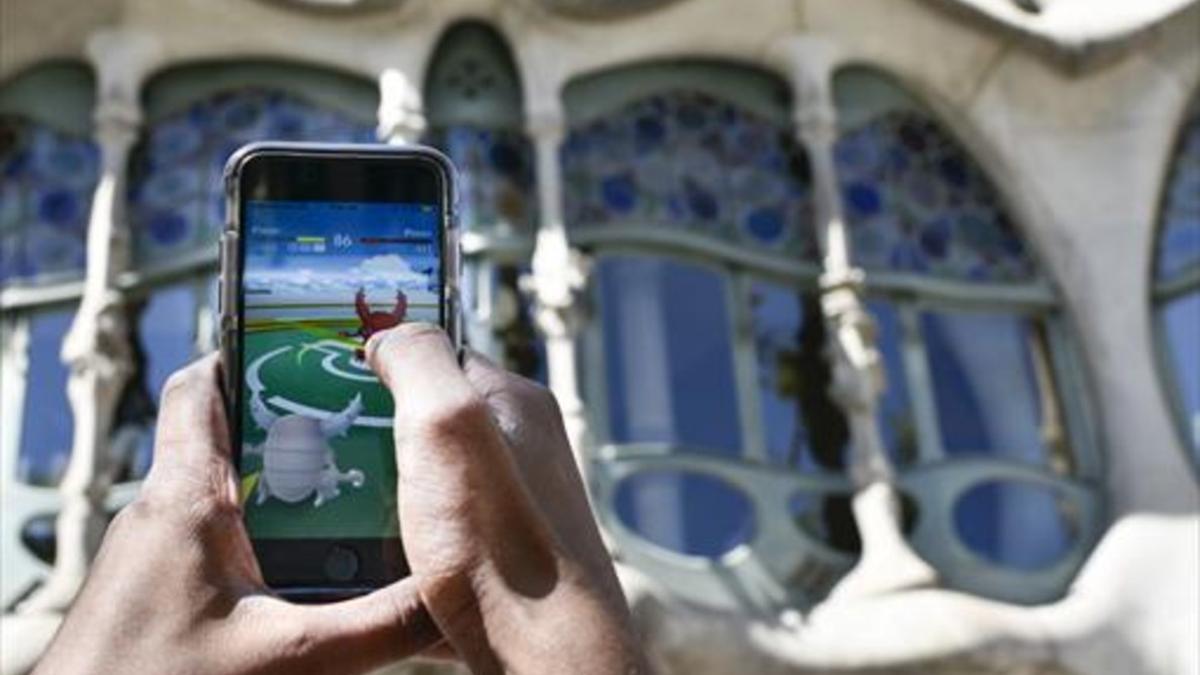 BCN YA JUEGA3 La fiebre del Pokémon Go se materializó ayer en Barcelona. En grupo, como en la quedada de Turó Park (arriba izquierda), o individualmente, en otros rincones urbanos.