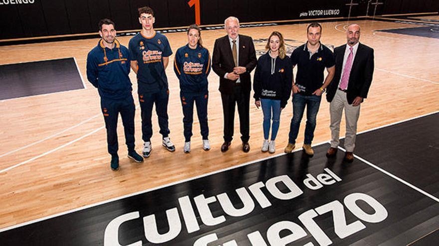 Juan Roig junto a deportitas que participan en algunos de los proyectos integrados en «Mecenazgo Deportivo de Juan Roig»