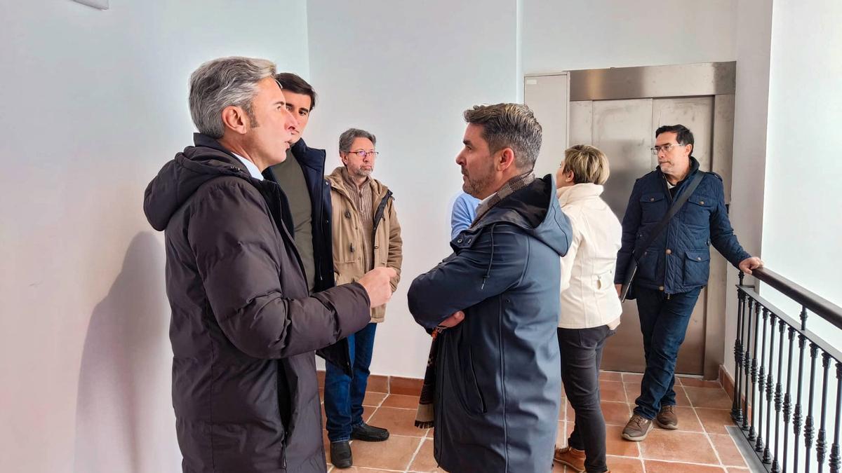El delegado de Infraestructuras, Sostenibilidad y Agricultura de la Diputación, Andrés Lorite, con el alcalde de Zuheros, en la recepción de la obra del Ayuntamiento.