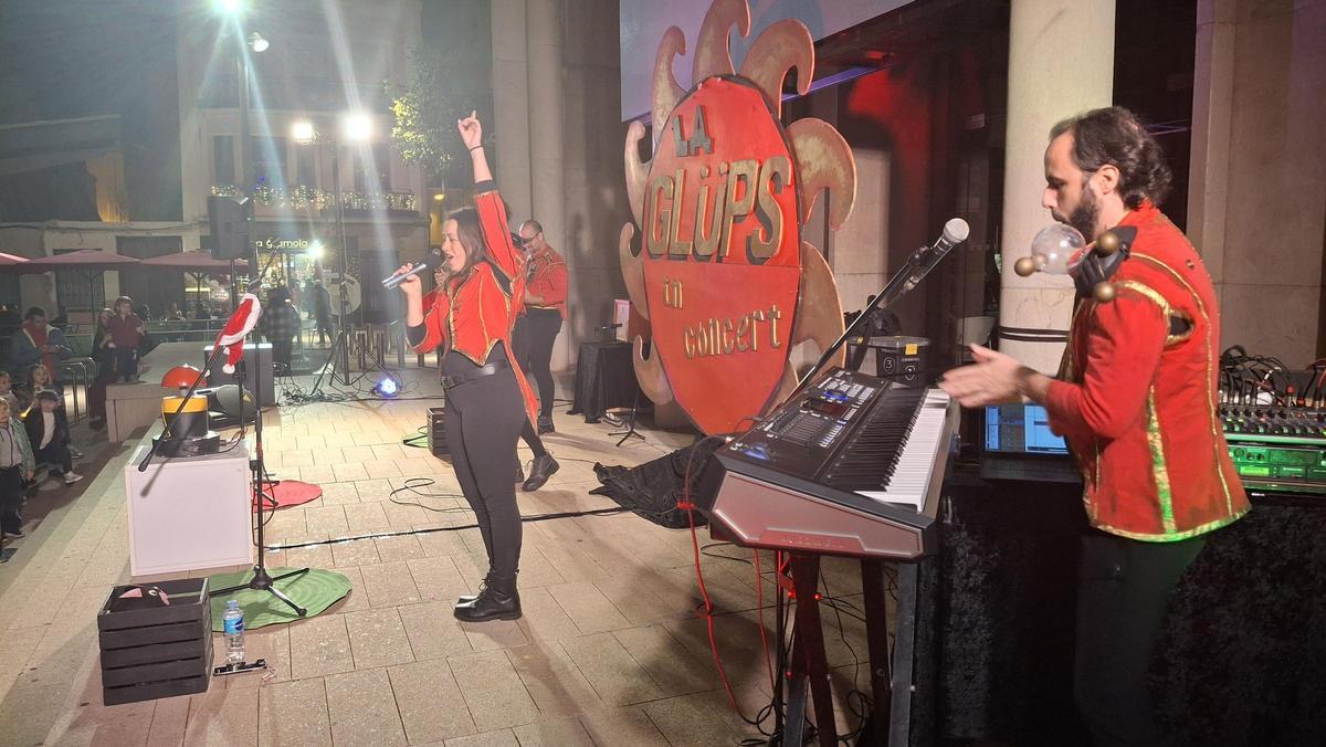 Espectáculo para amenizar la 'encesa' en Vila-real.