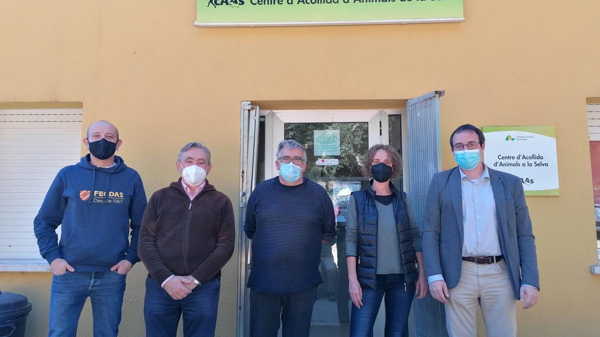 Una delegació del Consell Comarcal visita diversos centres d’acollida d’animals