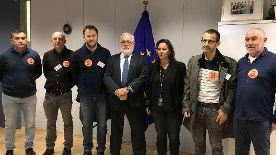 Arias Cañete junto a Miranda, Carril y personal de Alcoa. // Foto cedida