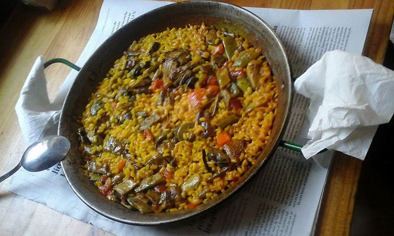 La Tavernaire elaborará una paella de alcachofas, habas y ajos tiernos con arroz J. Sendra.