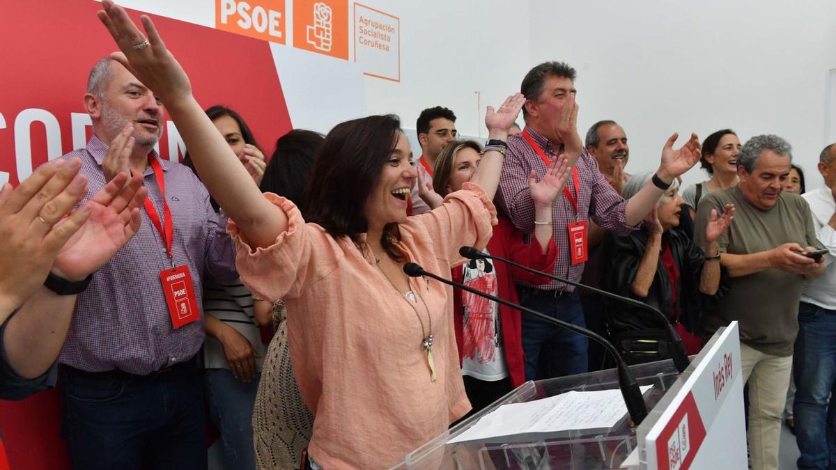 Inés Rey, con los brazos abiertos, aplaudida por futuros concejales en la Casa del Pueblo. |   // VÍCTOR ECHAVE