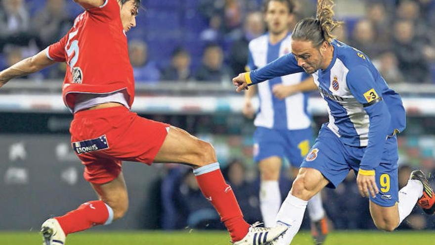 Jonathan Vila entra a Sergio García en el último partido ante el Espanyol. // Andreu Dalmau