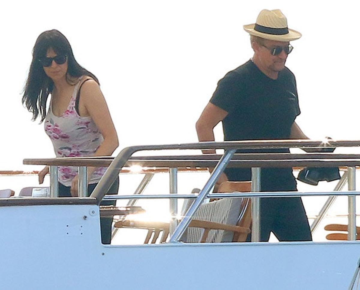 Bono y su mujer Ali Hewson recogen sus cosas antes de bajarse del yate