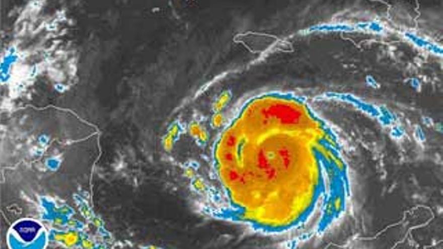 &quot;Félix&quot; sigue hacia Honduras como un catastrófico huracán de categoría cinco