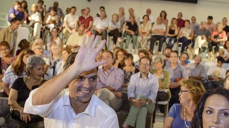 Promesas, ruegos y algo de Podemos en el cara a cara de Sánchez con su gente