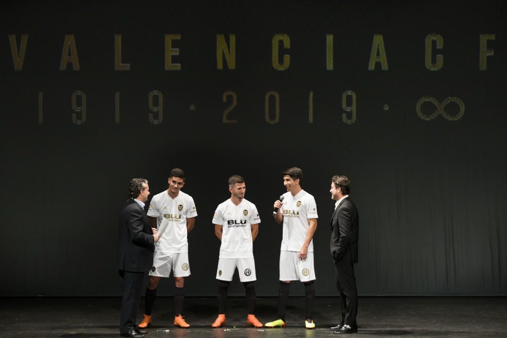 El Valencia CF presenta la equipación del centenario