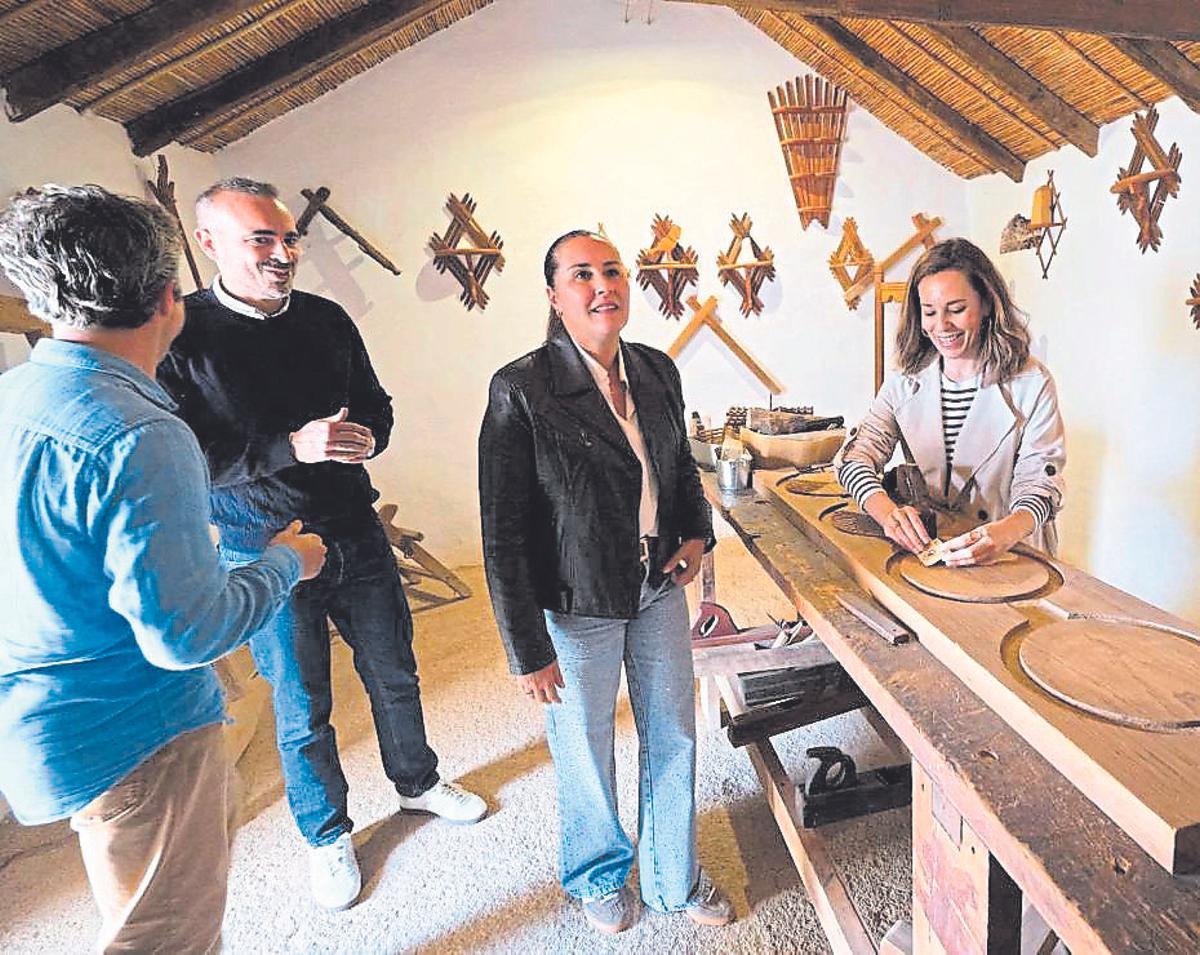 La consejera  Jessica de León y la presidenta, Lola García, ayer viernes.