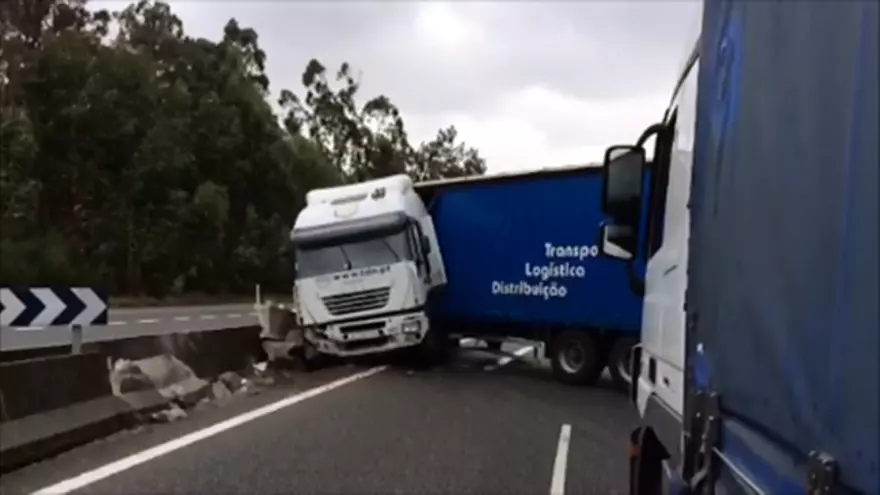 Retenciones en la A-55 tras el siniestro de un camión