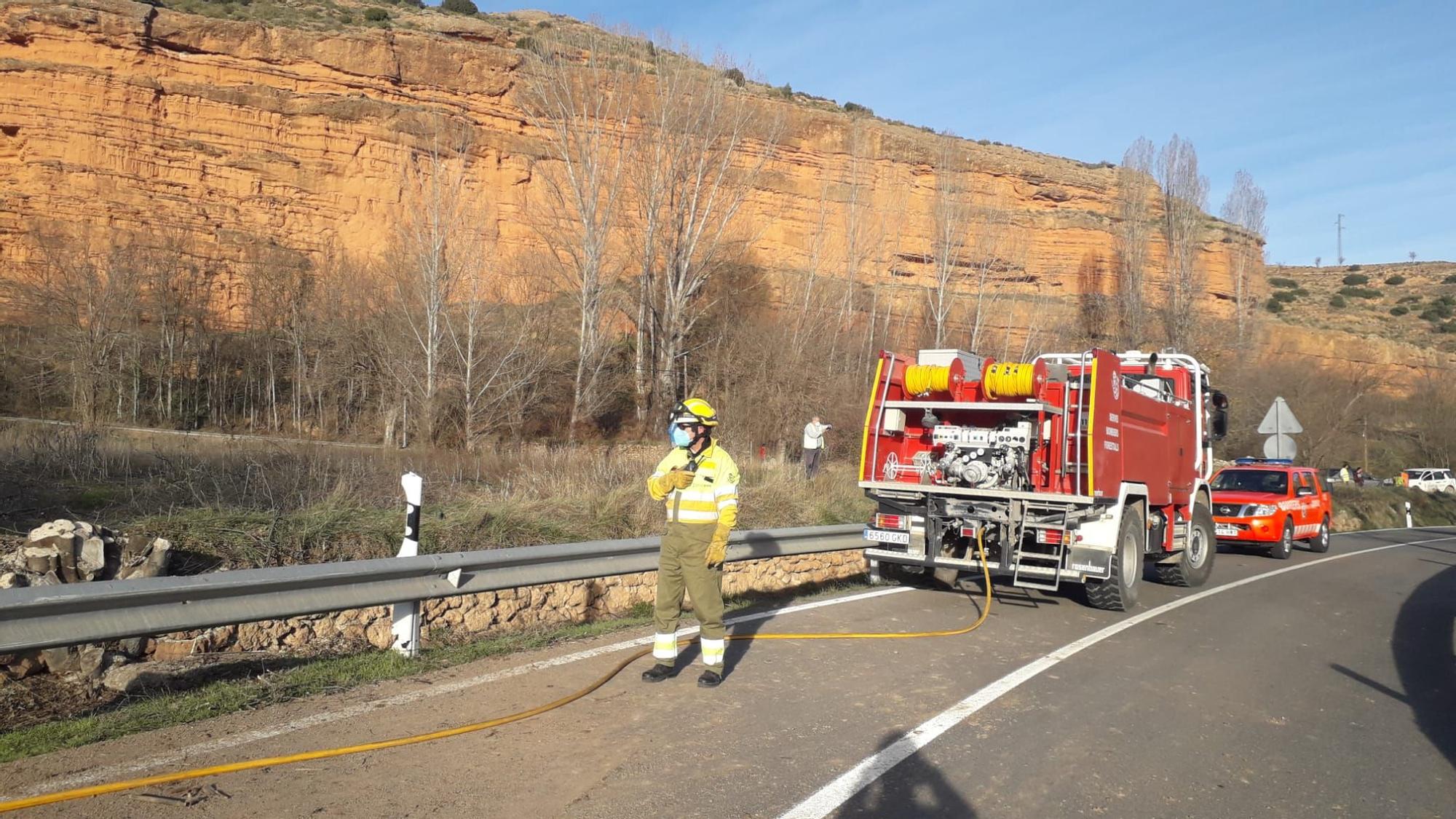 Un camión cargado de harina cae de un puente en Castielfabib y provoca un gran estruendo