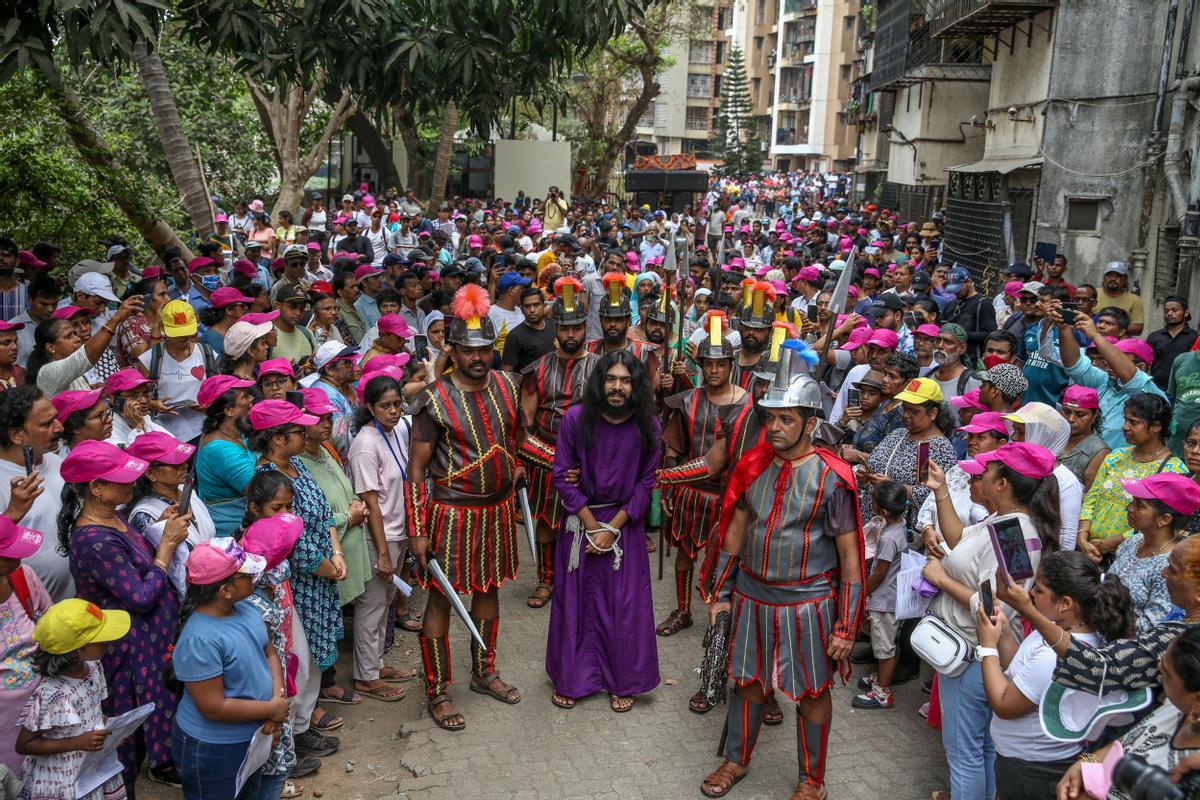 Las mejores imágenes de la pasión de Cristo recreada en Bombay.