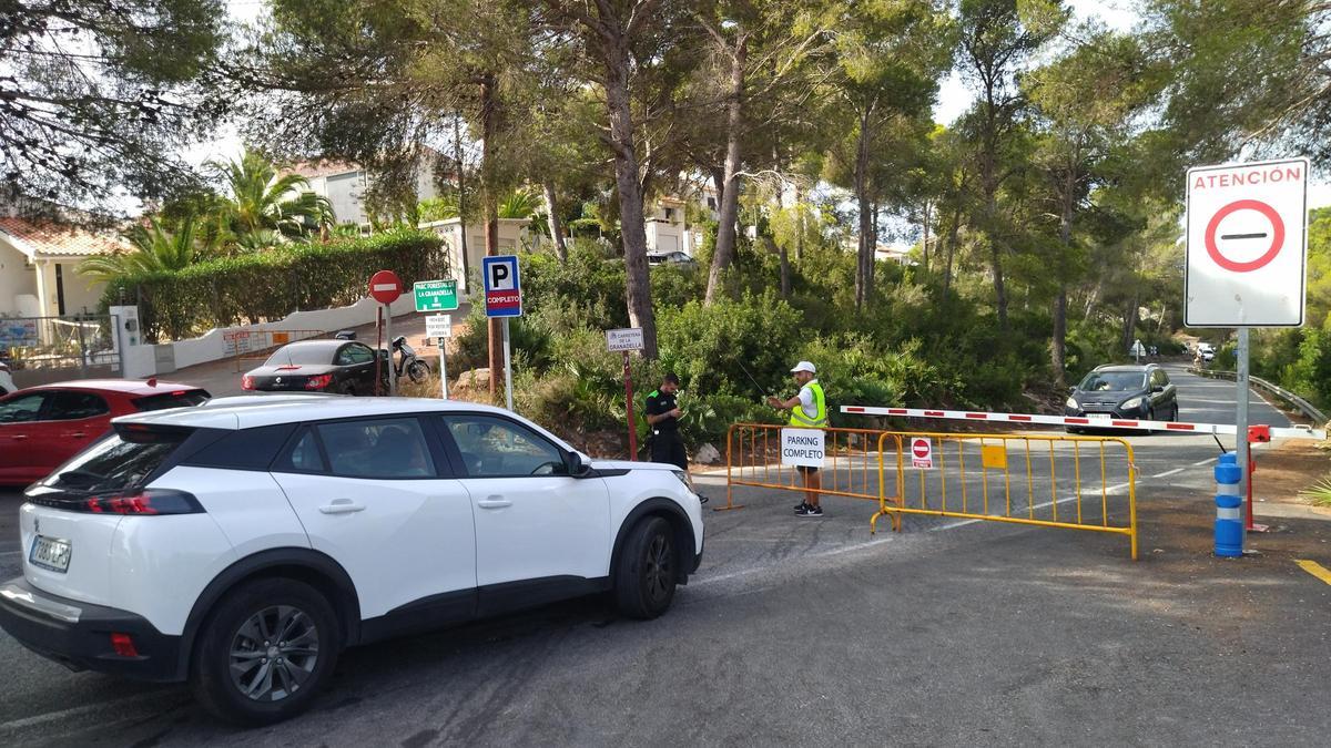 El control de acceso con barrera a la cala de la Granadella de Xàbia