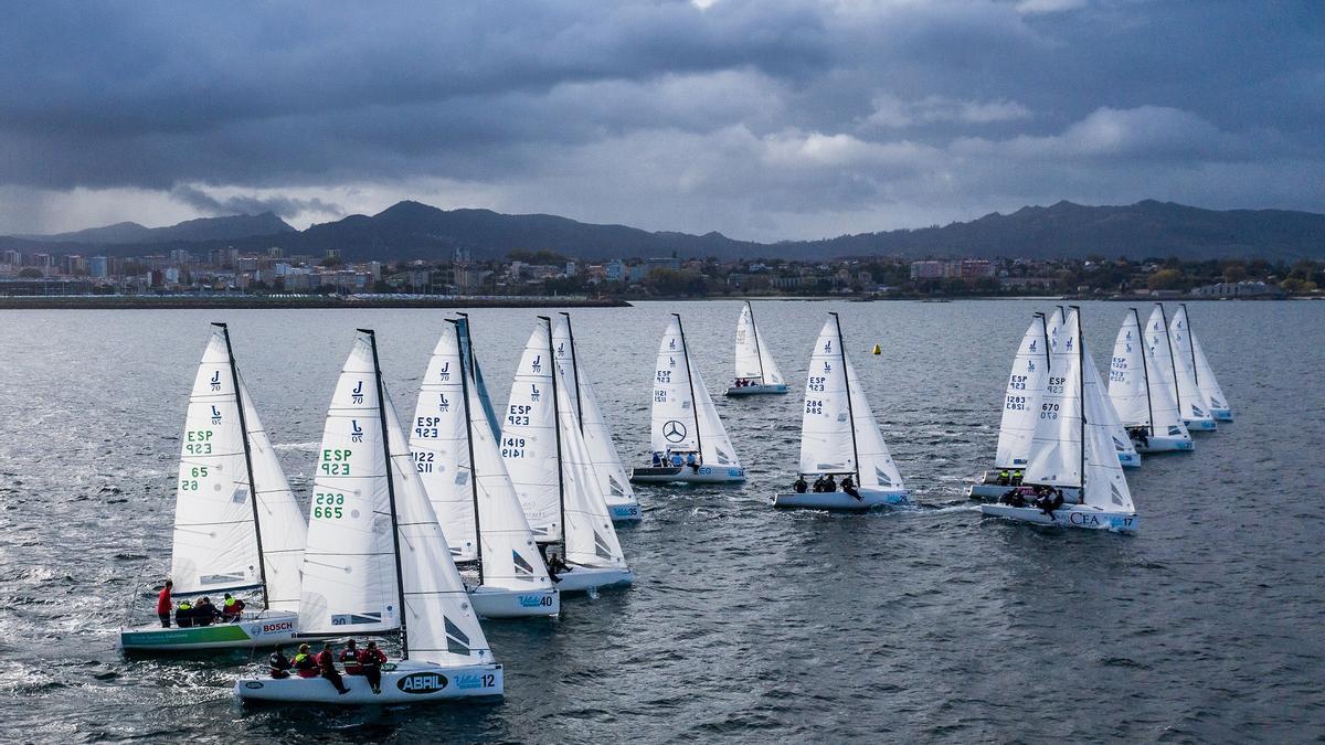 La flota navega por la ría de Vigo.