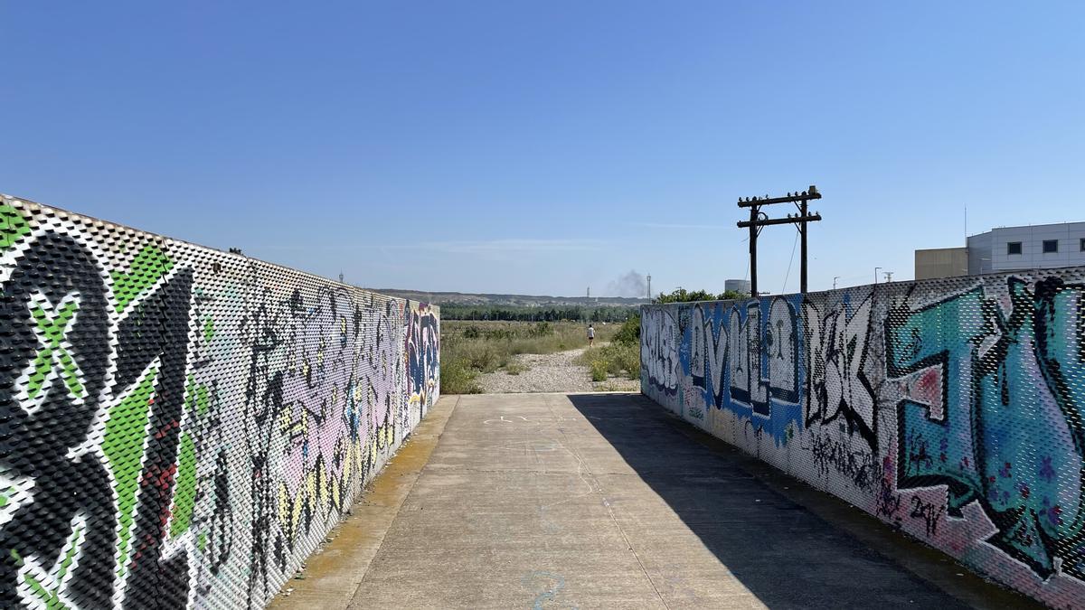 El punto de inflexión  es el puente sobre la carretera de Logroño. El paseo asfaltado desaparece.