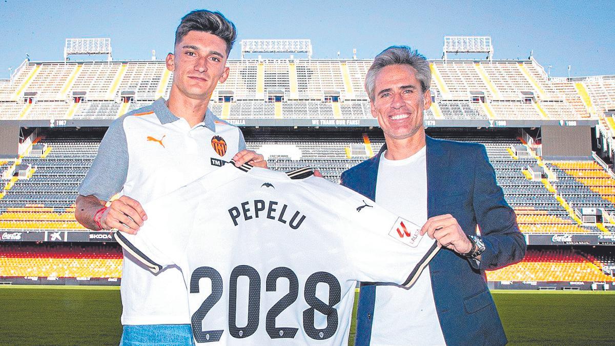Pepelu posa con la camiseta del Valencia junto a Corona