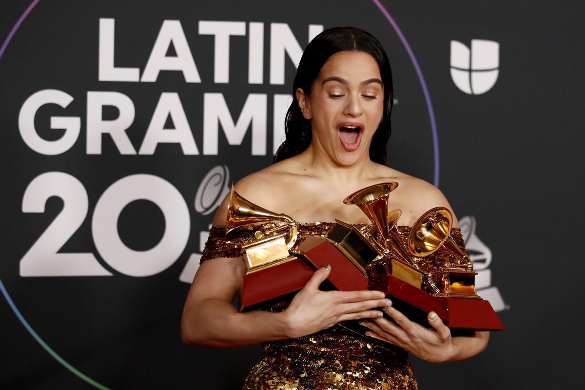 Rosalía, con los 4 Grammy latinos que ha ganado.