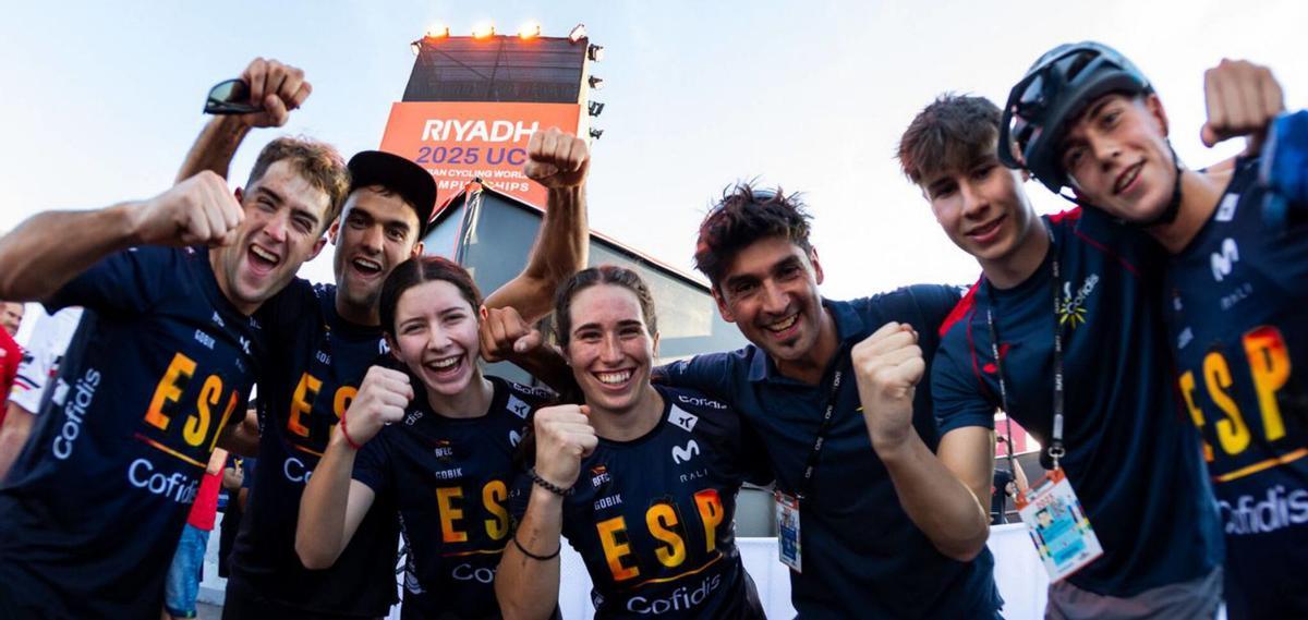 En la foto de la  izquierda, de izquierda a derecha, Alejandro Montalvo, Julen Sáenz, Andrea Pérez, Vera Barón, Javi Alonso, Mikel Azcona y Travis Asenjo. En la foto de la derecha, Andrea Pérez, campeona de Europa y del Mundo junior, junto a Javi Alonso, en el Mundial de Arabia Saudí. | FEDERACIÓN ESPAÑOLA DE CICLISMO