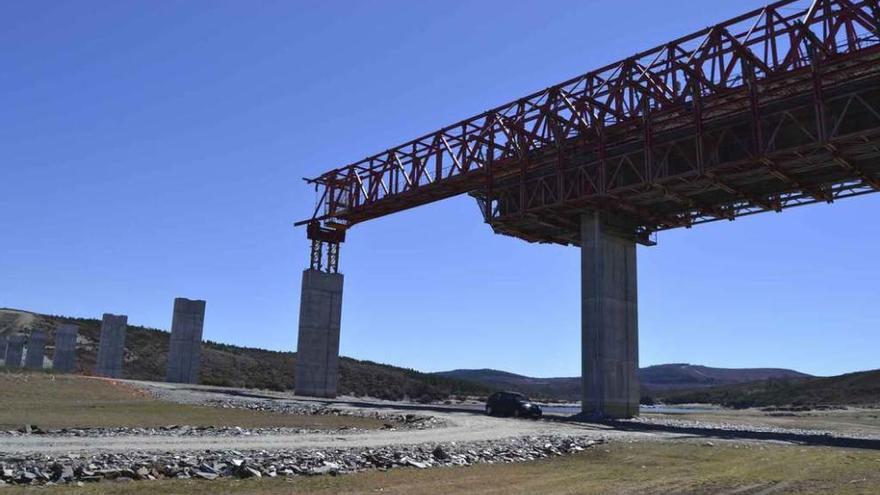 Obras del viaducto sobre el Tera entre Otero y Puebla.