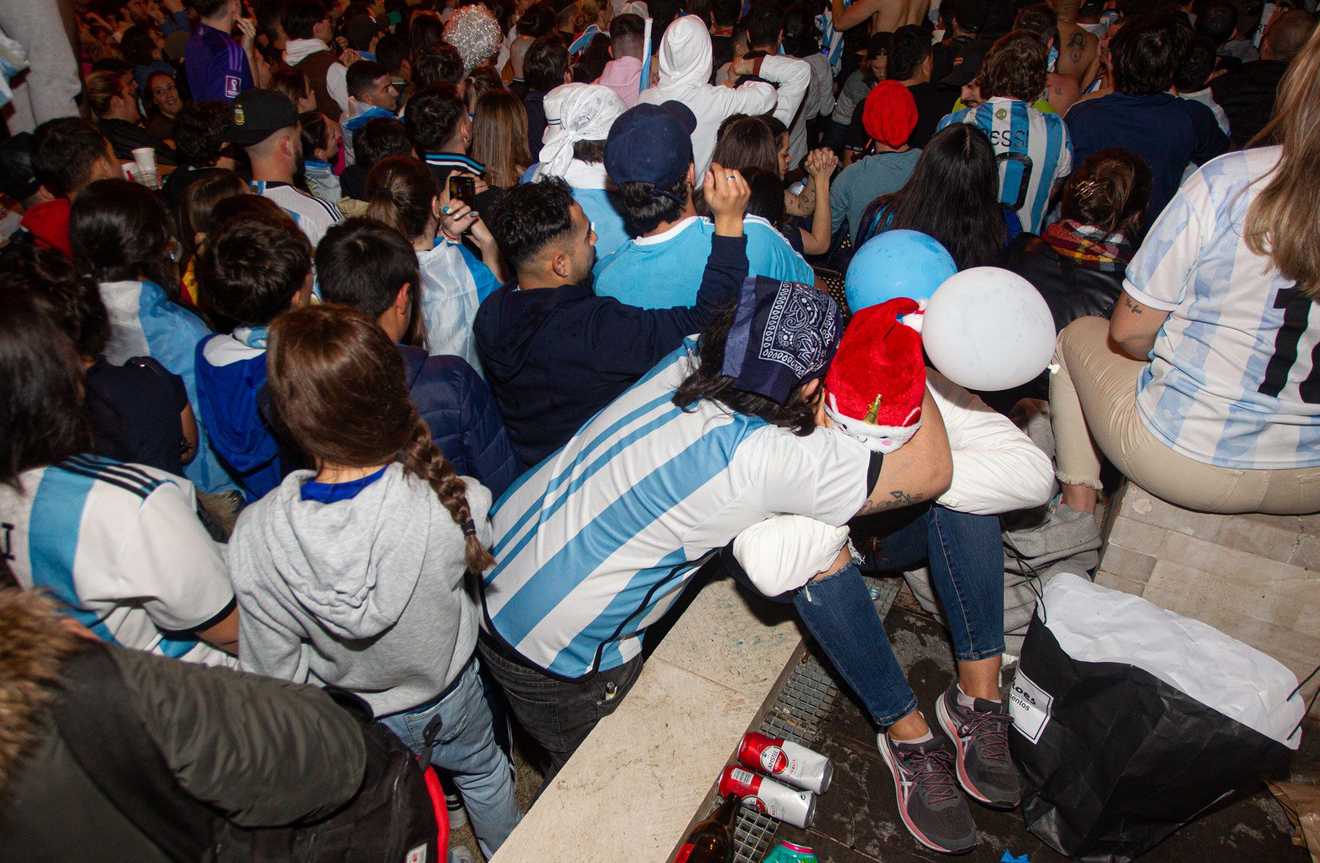 Aficionados argentinos celebran la victoria de su selección en las calles de Alicante