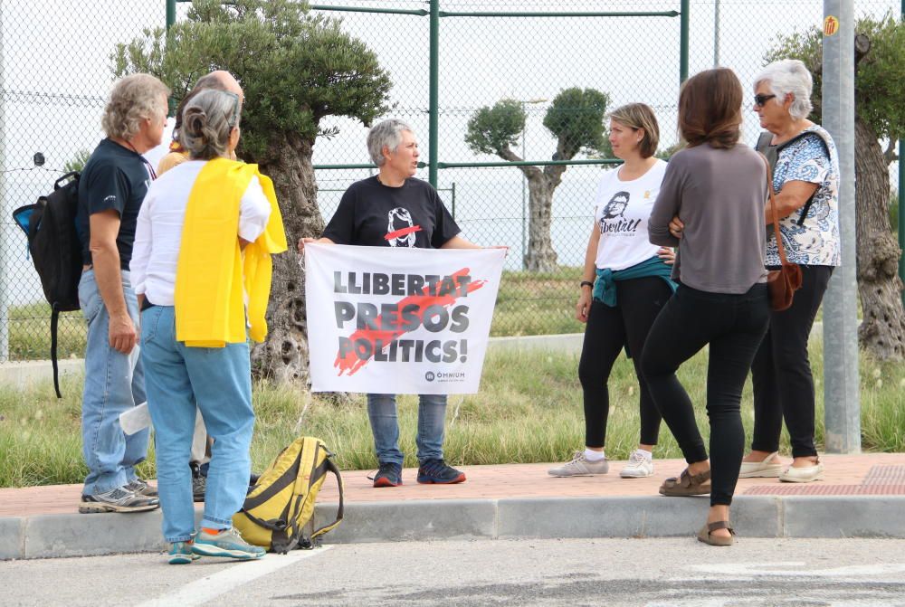 Una quarantena de persones i funcionaris de la presó es concentren al Puig de les Basses