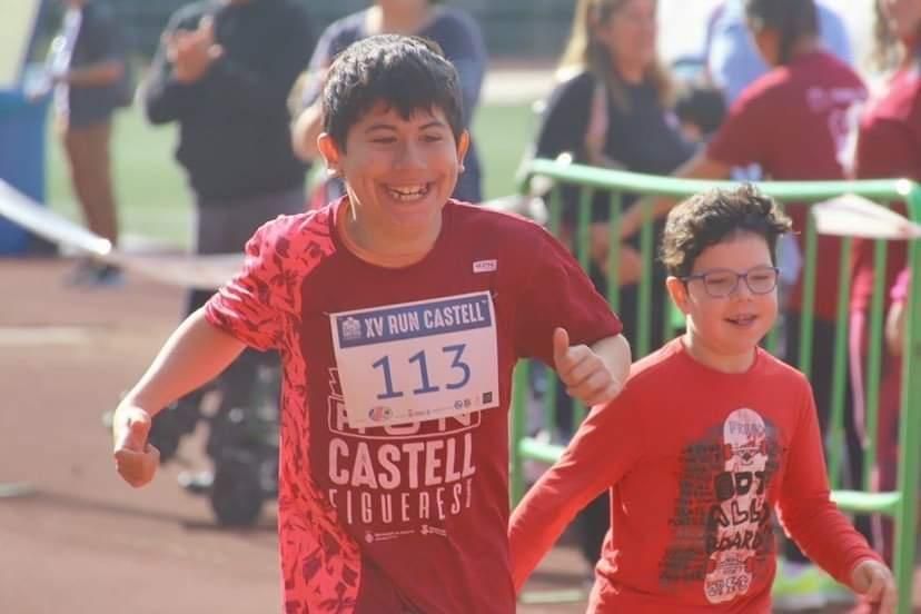 La primera cursa adaptada de la Run Castell triomfa amb èxit de participants