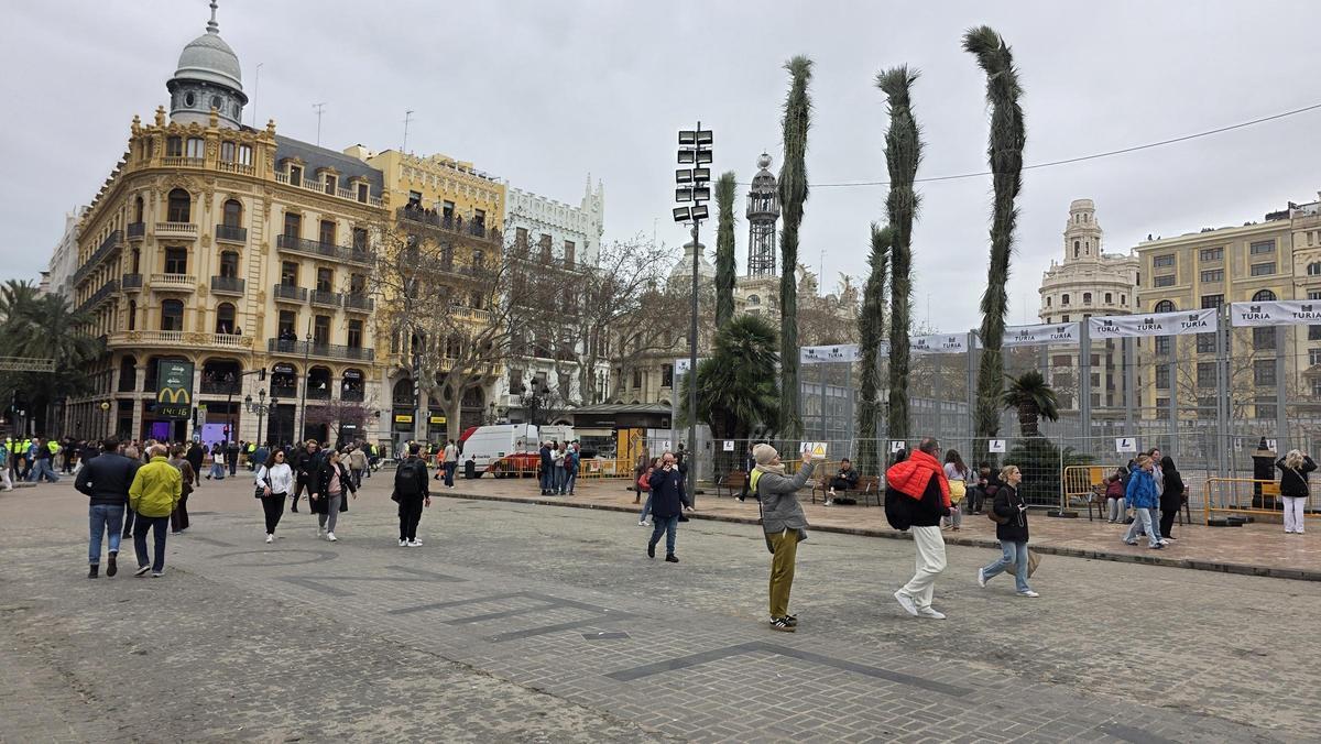 La pieza de la falla municipal que llegó con la Cabalgata del Ninot ha sido retirada al taller.
