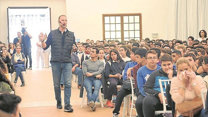 Aguas de Montilla refuerza la limpieza de imbornales ante la época de lluvias