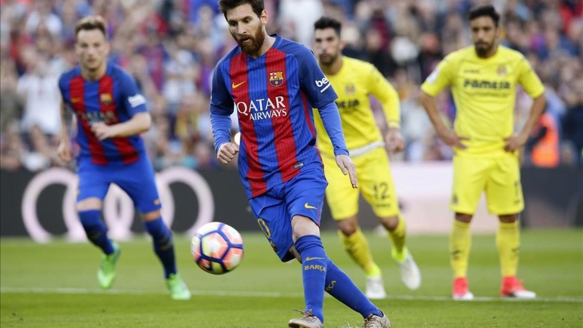 Messi, lanzando el penalti ante el Villarreal.