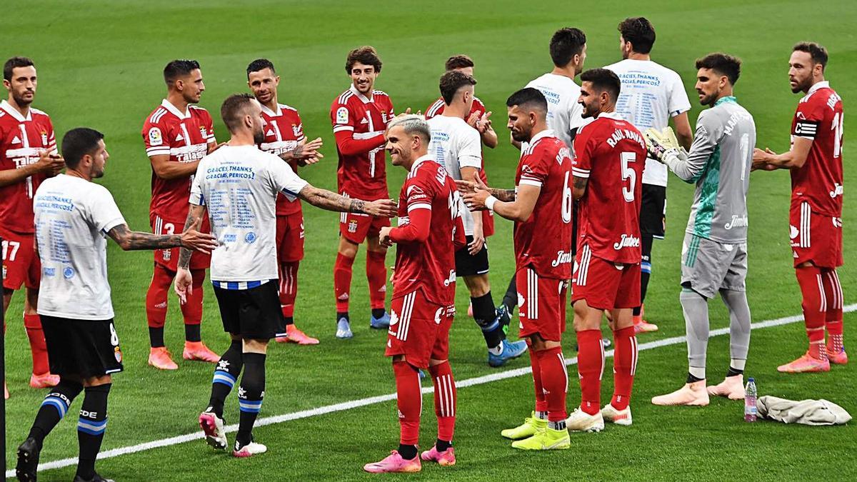 Los albinegros hacen el ‘pasillo’ al Espanyol, ya equipo de Primera División. | PRENSA FC CARTAGENA